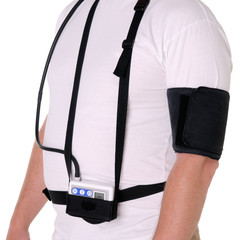 Mann mit Blutdruckmessgerät