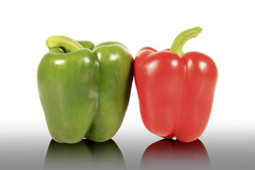 Grüne und rote Paprika