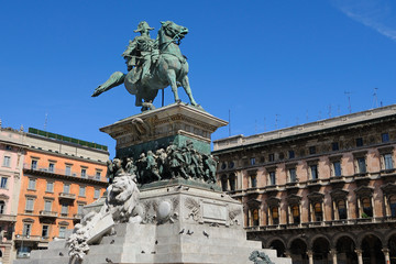 Monumento di Vittorio Emanuele II in piazza Duomo a MIlano