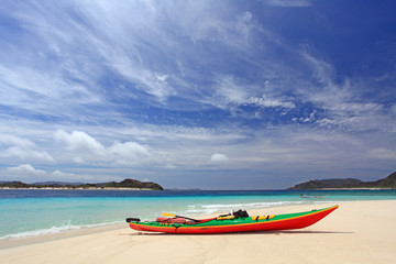 Fototapeta na wymiar Boat umieszczone na górze czystej piaszczystej plaży Kerama Gando