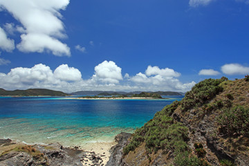 丘の上から眺める慶良間島の澄んだ海