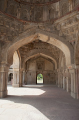 Fototapeta na wymiar Galeria Wnętrz Bada Gumbad meczet. Park Lodi, New Delhi