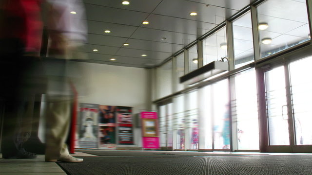 Entrance to the mall, time lapse