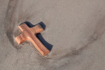 Holzkreuz am Meer