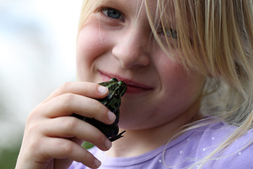 Mädchen küsst Frosch
