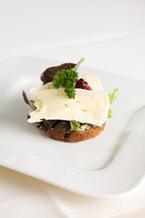 Canapes mit Camembert