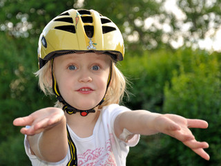 Fototapeta na wymiar kind beim fahrradfahren