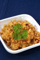 rote Linsen gekocht in einer weißen Schale mit Petersilie