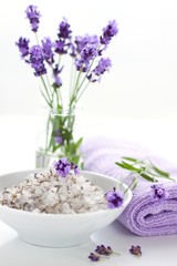 Obraz na płótnie Canvas lavender flowers and bath salt