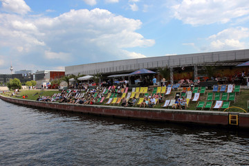 Obraz premium Buntes Leben in der Hauptstadt Berlin