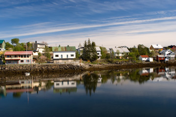 Fototapeta na wymiar Norweski Svolvaer wieś jest na Lofotach