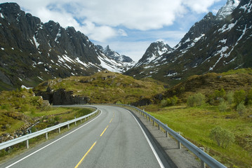 Fototapeta premium Road to norwegian mountains