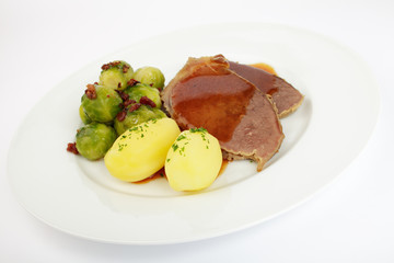 Rinderschmorbraten, Rosenkohl, Salzkartoffeln