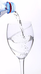 Glas mit Wasserflasche