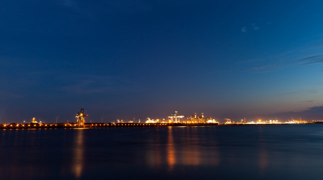 Hafenanlagen bei Nacht