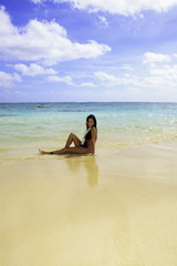 Fototapeta na wymiar piękna kobieta w bikini hispanic na plaży na Hawajach