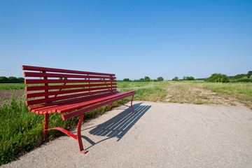 Rote Bank am Weg
