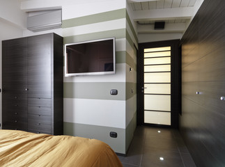 moderna camera da letto con televisore appeso alla parete