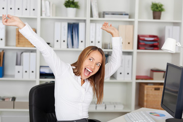 glückliche frau jubelt im büro