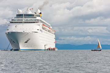 bateau de croisière au large de Nosy-Bé