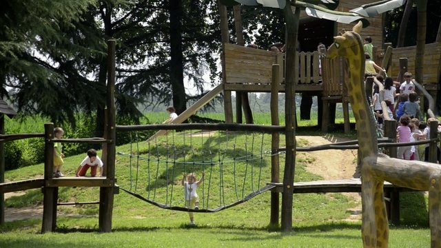 parco giochi e molti bimbi