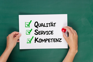 schild mit qualität,service,kompetenz