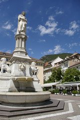 Fototapeta na wymiar Statua w Bolzano we Włoszech