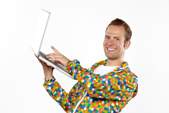 Mann mit bunter Jacke und Laptop 2