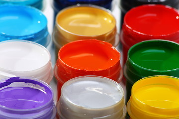 Set of acrylic paints for dyeing fabrics.