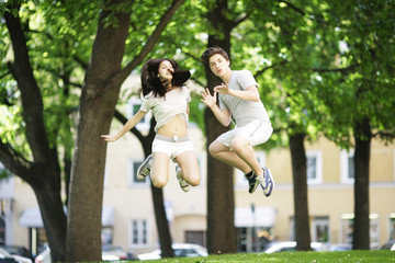 glückliches junges Paar springt