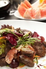 Beef with grapefruit and rucola salad