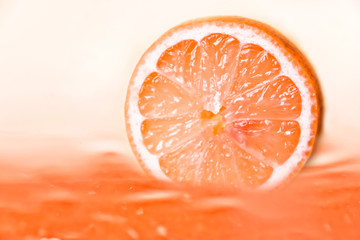 Orangenscheibe im eigenen Saft