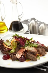 Beef with grapefruit and rucola salad