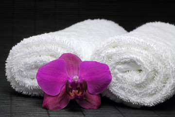 orchidee mit badetücher