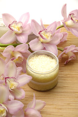 Obraz na płótnie Canvas bowl of salt and pink orchids on towel- Spa essentials