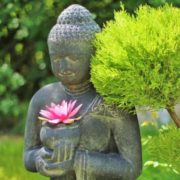 Buddhafigur mit Lotusblüte