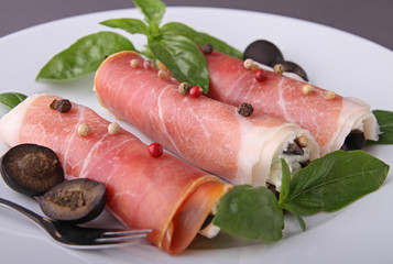 roulés de jambon cru au fromage frais et olives