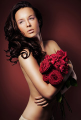 Beautiful young lady with roses bouquet - obrazy, fototapety, plakaty