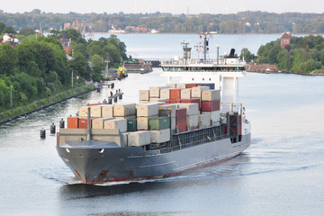 Containerschiff im Nord-Ostsee-Kanal