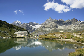 Fototapeta na wymiar piękne górskie jezioro w Alpach (Schwarz zobacz), Zermatt