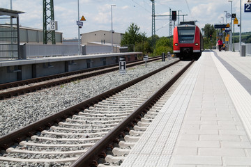 Bahnhof mit Schienen und Zug