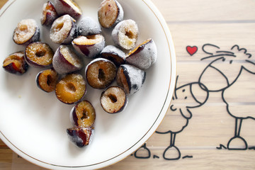 Frozen, defrosting plums