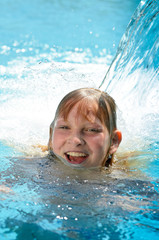 Fototapeta na wymiar lachendes Mädchen im Wasserschwall