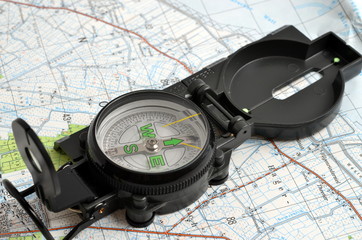 Kompass auf einer Landkarte