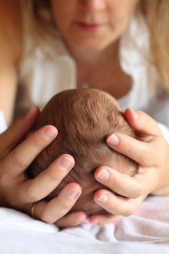 Mutter h&auml;lt Neugeborenes