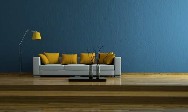 Wohndesign - weisses Sofa mit orangene Kissen