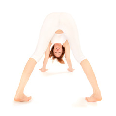 Junge sportliche Frau macht Gymnastik
