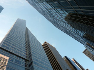 Fototapeta na wymiar New York wieżowce widziane z ulicy