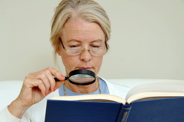 Frau liest ein Buch