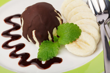 Vanilleeis mit Schokoladenüberzug und Banane